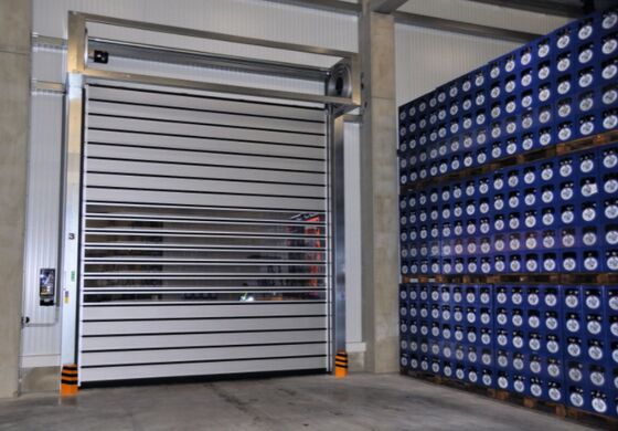 Puerta espiral automática de alta velocidad, seguridad, eficiencia, vida útil de 5 millones de veces, panel aislado de aleación de aluminio eléctrico para uso industrial