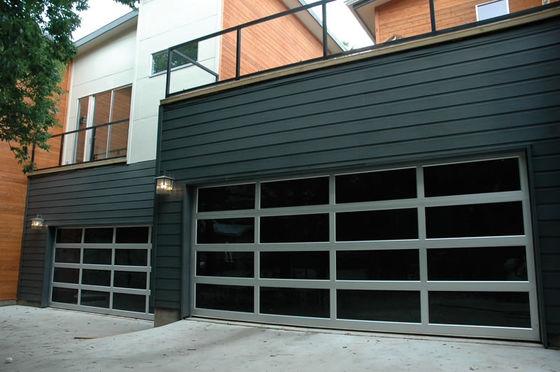 Aberturas de aluminio a la vista sacadas del palmo grande de las puertas del garaje del marco para el chalet