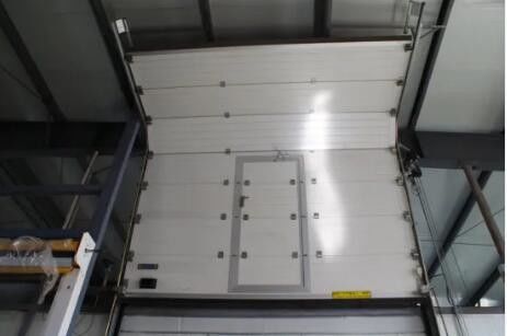 El panel de bocadillo seccional industrial de arriba de la puerta 5,0' 6.0m m con Traeting superficial