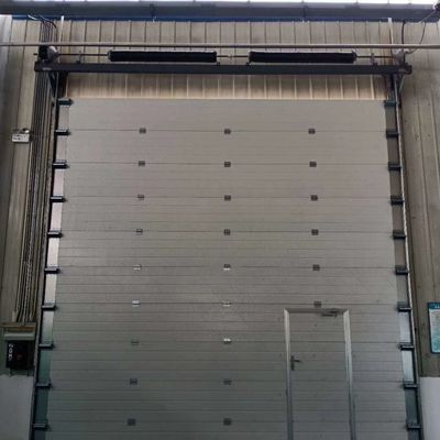 Puerta de arriba seccional industrial del garaje del panel 0.45m m de Sandswich