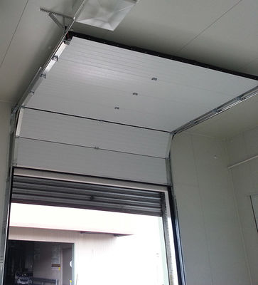 La hoja de acero de aluminio aisló el panel de arriba del garaje de las puertas seccionales del bocadillo