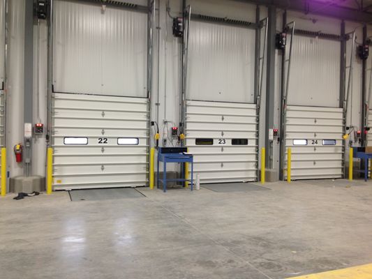 12 pies de exterior ruedan encima del panel vertical industrial aislado de la PU de las puertas del muelle del taller