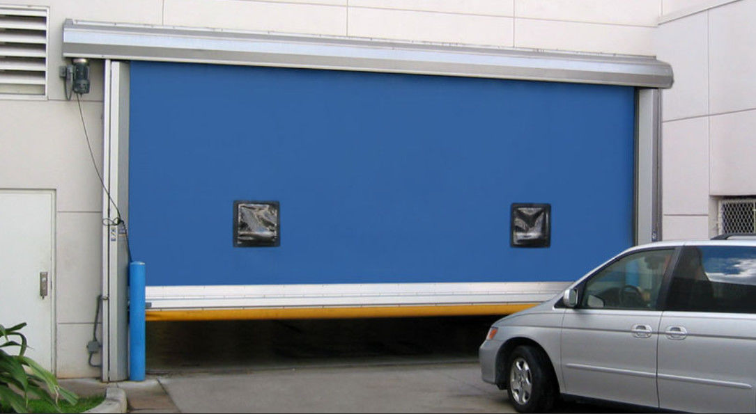 Puertas de rodillo rápido aisladas y fáciles de instalar para espacios modernos