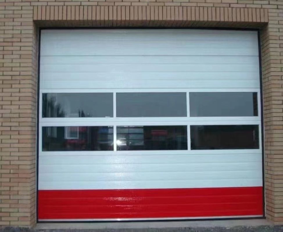 Puerta de rodillo rápida de seguridad avanzada con aislamiento térmico y diseño a prueba de intemperie Puerta de cremallera moderna