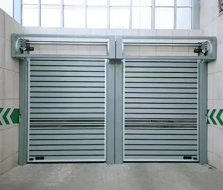Puerta espiral de velocidad controlada por PLC con velocidades de apertura y cierre de 0,8 m/s a 220V/50HZ personalizada