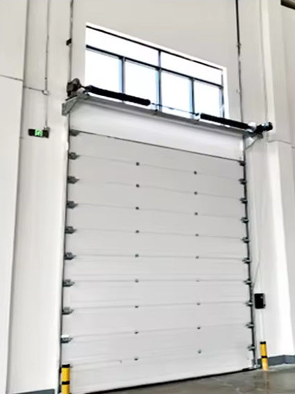 Puerta seccional aislada de acero con cerradura de seguridad Diseño resistente al viento y reducción del ruido