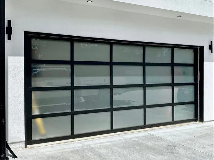 Puerta seccional de aleación de aluminio insonorizada con vidrio de doble acristalamiento y superficie de recubrimiento en polvo
