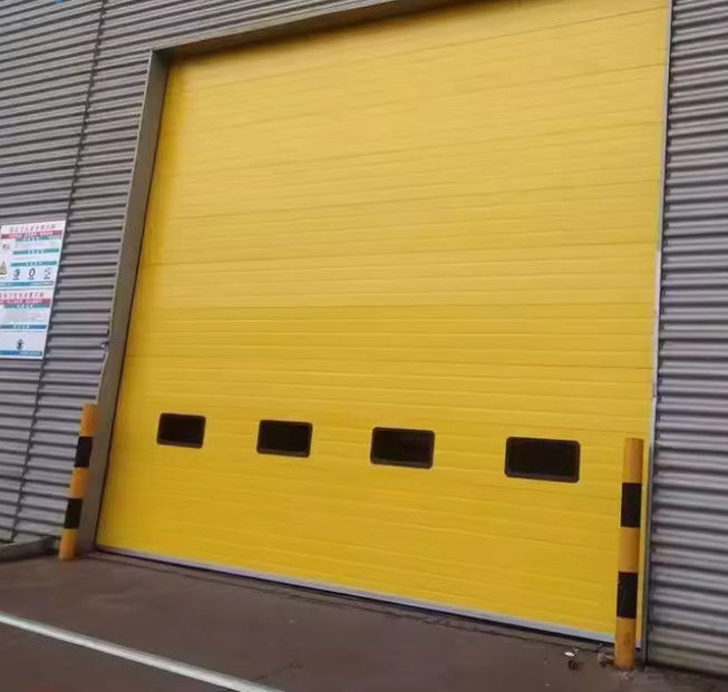 Puertas seccionales aisladas de acero con aislamiento de espuma de poliuretano para garaje estilo hermoso Seguridad