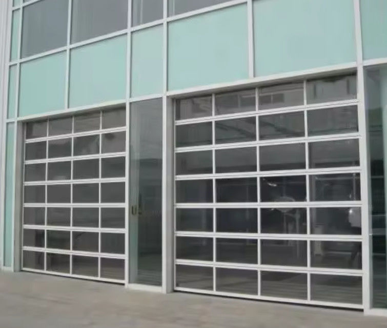 Puerta seccional de aluminio recubierta en polvo con doble acristalamiento Excelente aislamiento Venta directa Puerta seccional