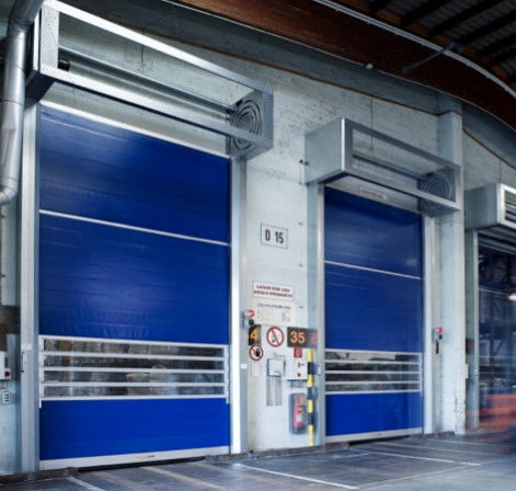 Puertas seccionales aisladas resistentes a la intemperie Puertas industriales de ascensor vertical