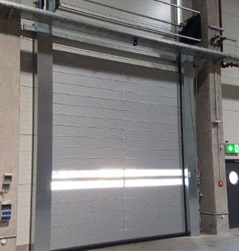 Puertas de garaje seccionales aisladas personalizadas con espuma de poliuretano resistente al viento, insonorizante e aislante térmico