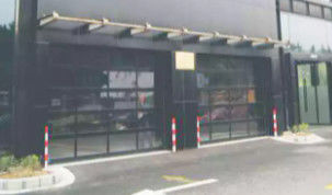 Aguas resistentes Clase 3 Diseño moderno insonorizado Aluminio de aleación de vidrio Puerta de garaje seccional