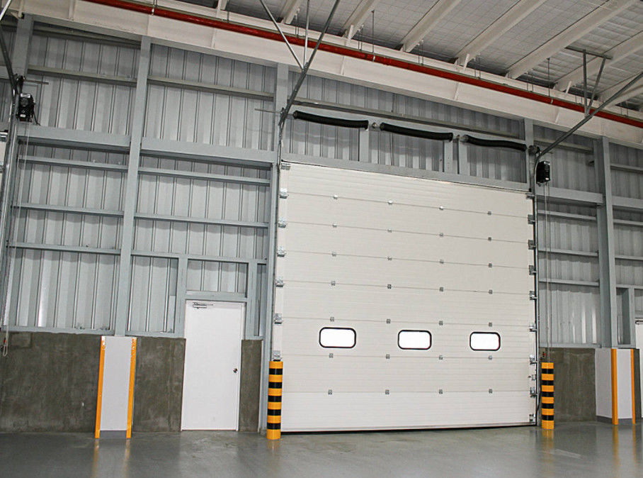 Puertas seccionales comerciales con paneles aislados de 50 mm-80 mm de espesor y construcción de acero duradero