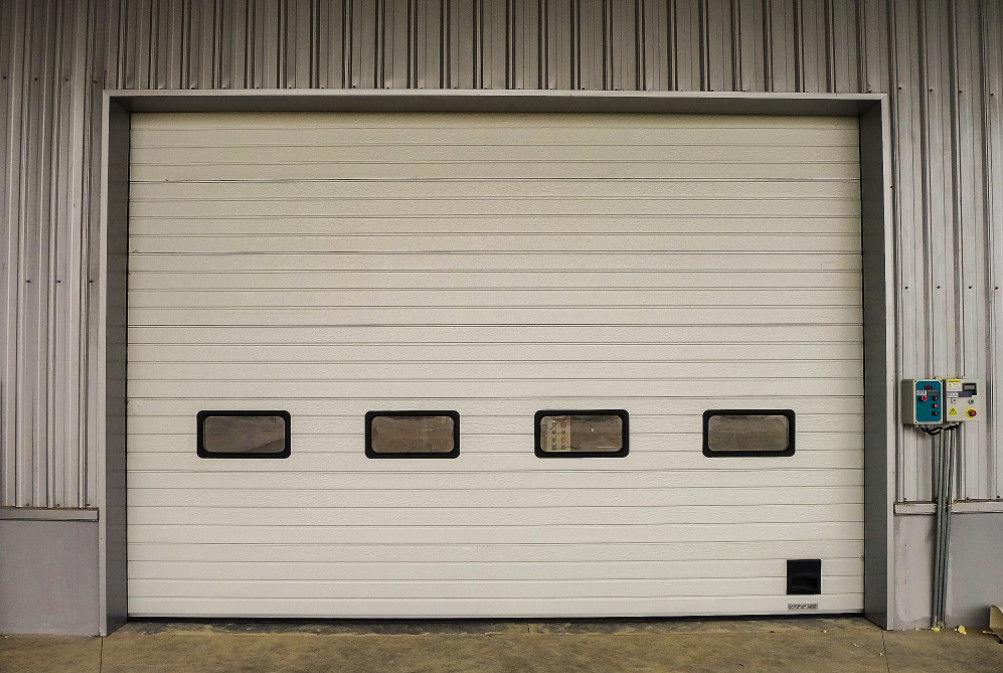 Puertas seccionales comerciales de umbral de aluminio o vinilo con un grosor de 50 mm-80 mm y aislamiento de espuma de poliuretano