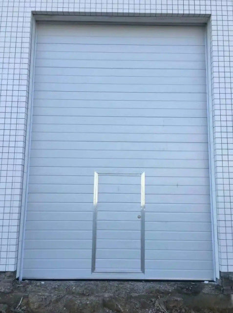 Puerta superior seccional de umbral de aluminio de 50 mm-80 mm de espesor aislada con solapa aislada a medida Panel de elevación vertical utilizado