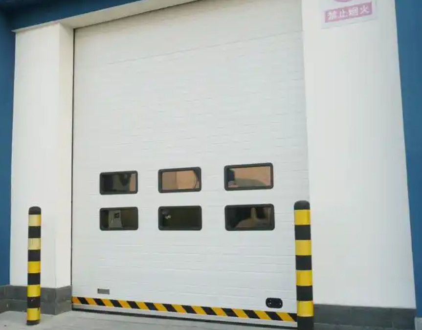 Puertas seccionales industriales de estación de bomberos con diseño automático moldeado y cubiertas de polvo sobre la cabeza Puertas automáticas de garaje