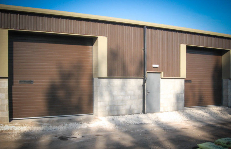 Puertas comerciales por encima de las puertas automáticas de acero moldeado aislado elevación vertical puerta seccional corredera en blanco