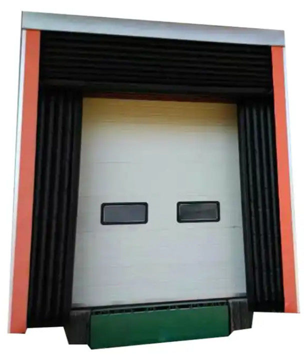 Sistema de carga ajustable Refugio de la puerta del muelle Construcción de plástico de caucho de PVC Eficiencia energética Buen sellado entre la puerta del muelle y el camión