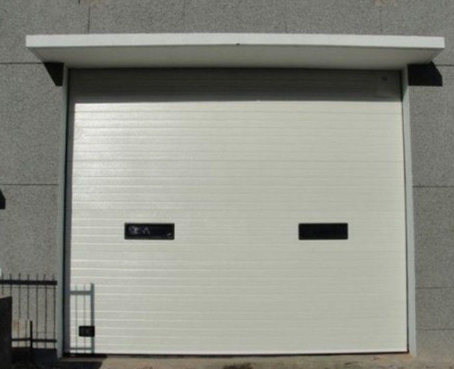 Diseño de paneles planos o contorneados Puerta de garaje seccional aislada comercial para centros comerciales 50 mm-80 mm de espesor Puerta de ascensor vertical industrial