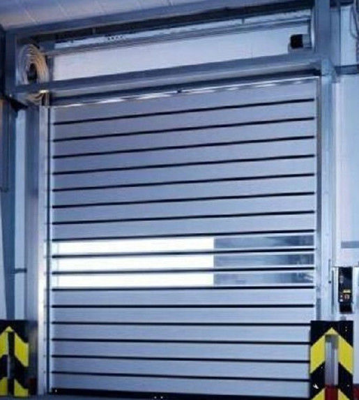 Puerta automática de rodillo de acero de espesor 50 mm-80 mm Puerta de garaje seccional aislada comercial con diseño de panel plano o contorno