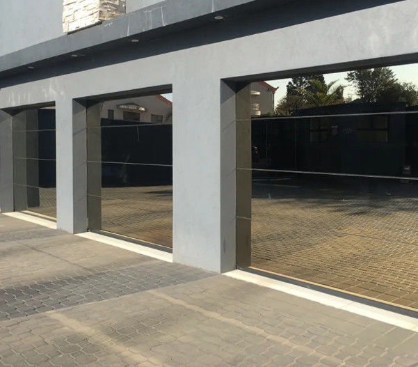 Puerta de garaje seccional de vidrio de doble acristalamiento comercial personalizada con estanqueidad al agua clase 3 y manual o automática