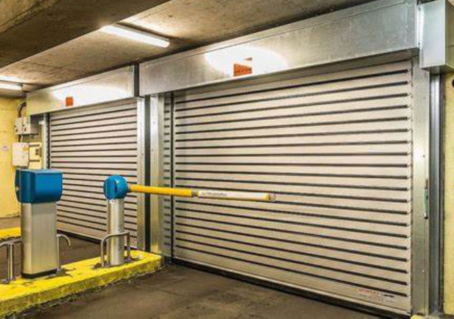 Puerta espiral transparente de alta velocidad de aluminio seguro con sistema de seguridad de sensores fotoeléctricos y permeabilidad al aire ≤2.0m3/ M2.s