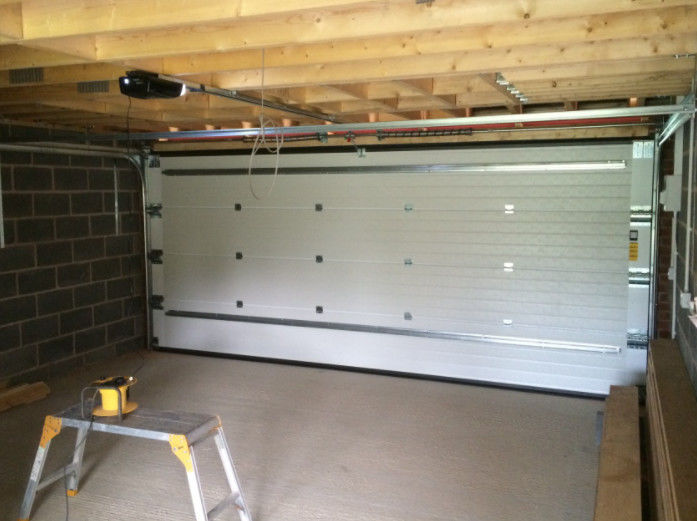Puertas seccionales de acero aisladas de 50 a 80 mm de grosor Comerciales con ventilación opcional y aislamiento de espuma de poliuretano