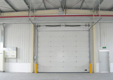 Estación de bomberos Sección industrial comercial Puertas aéreas seccionales Reducción del ruido Color blanco Automático moldeado