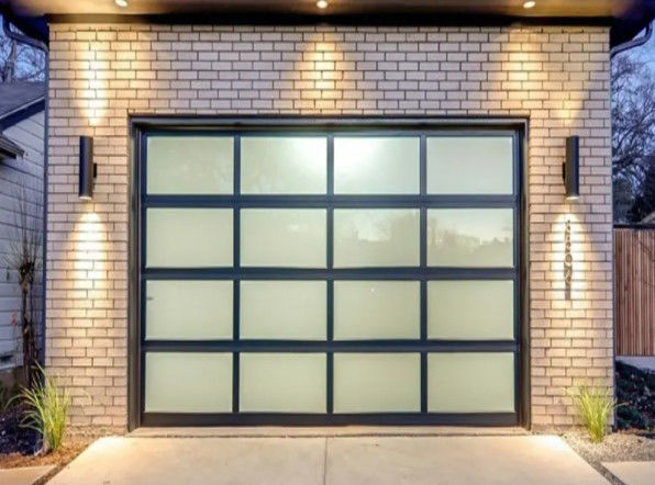 Aguas resistentes Clase 3 Vidrio transparente Puerta de garaje seccional de diseño moderno con doble acristalamiento