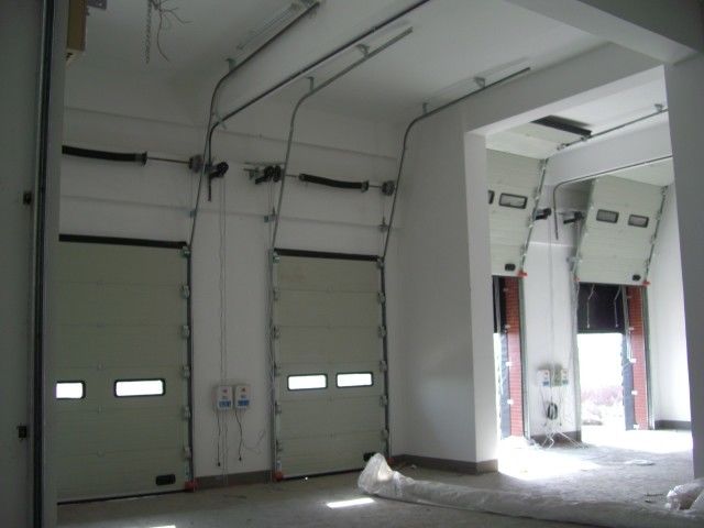 Puertas seccionales comerciales de 50 mm-80 mm de espesor Puerta seccional de garaje aislada con ventilación opcional