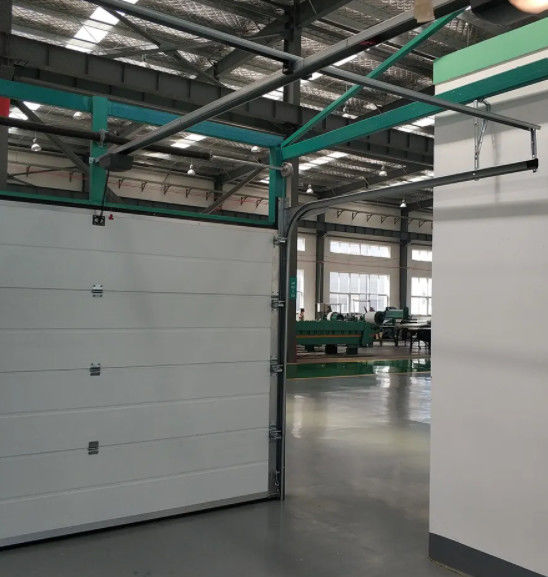 Puerta seccional aislada de acero gris de elevación vertical automática deslizante en el aire 50 mm-80 mm espesor para puertas de garaje industrial comercial