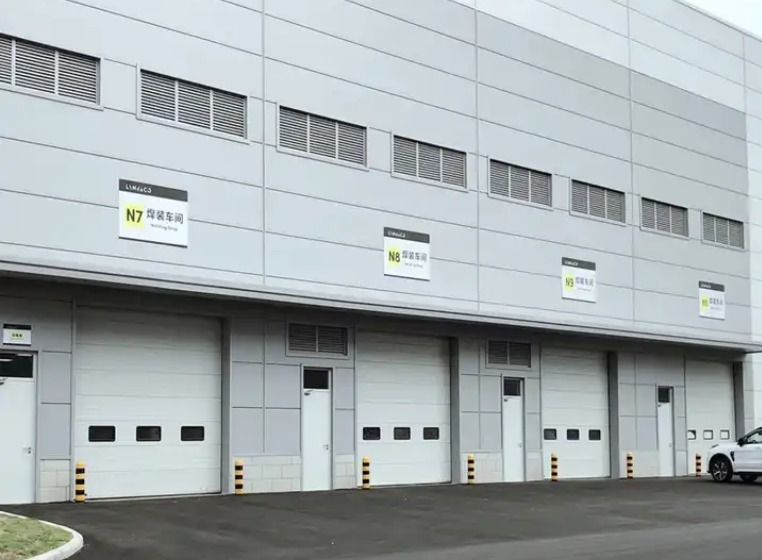 Puerta de elevación superior industrial automática para estación de bomberos de alta resistencia | Puertas seccionales superiores con paneles de PU con diseño hermético y puertas seccionales industriales
