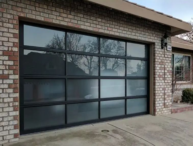 Puerta de garaje de lujo de alta calidad seccional de aleación de aluminio estanqueidad al agua clase 3 vidrio transparente seccional puerta de garaje excelente opción de aislamiento
