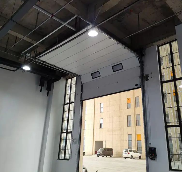 Puerta seccional de techo de vinilo, espesor de 50 mm a 80 mm, nueva, industrial, térmica, aislada, segura, puerta automática para taller, puerta de garaje