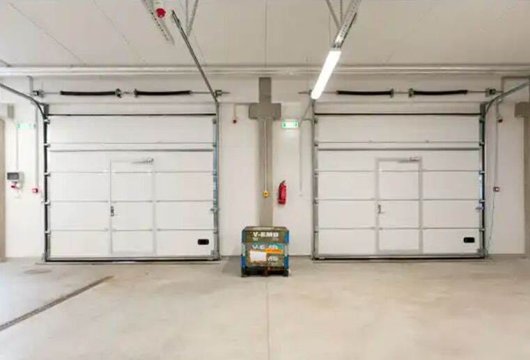 Nivel de aislamiento acústico 24 dB Puertas seccionales aisladas equipadas con energía mínima para operar y burletes de vinilo o cepillo para uso comercial